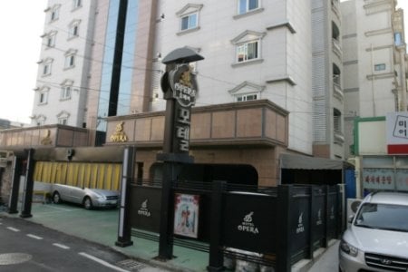 Opera Motel - Goodstay 