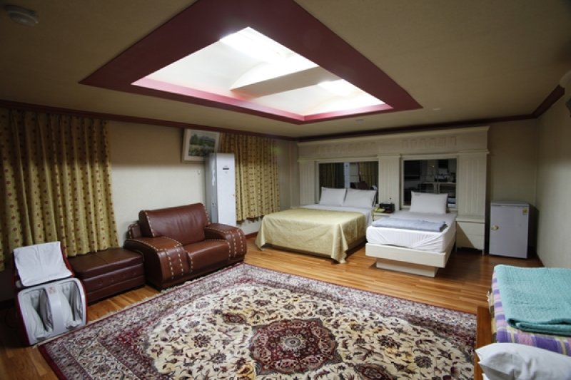 Paradise Hotel - Goodstay  (4/19)