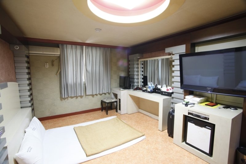 Paradise Hotel - Goodstay  (8/19)