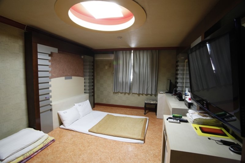 Paradise Hotel - Goodstay  (9/19)