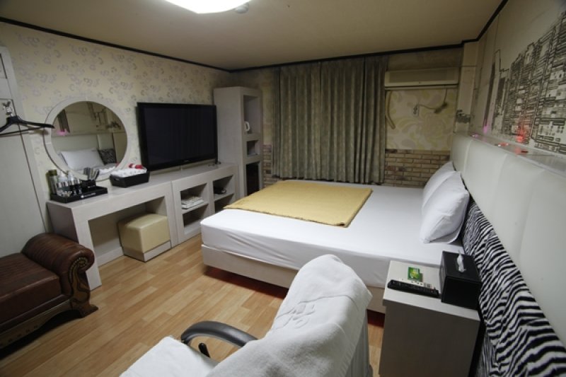 Paradise Hotel - Goodstay  (11/19)