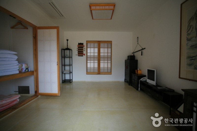 Gimhae Hanok Experience Hall  (1/4)