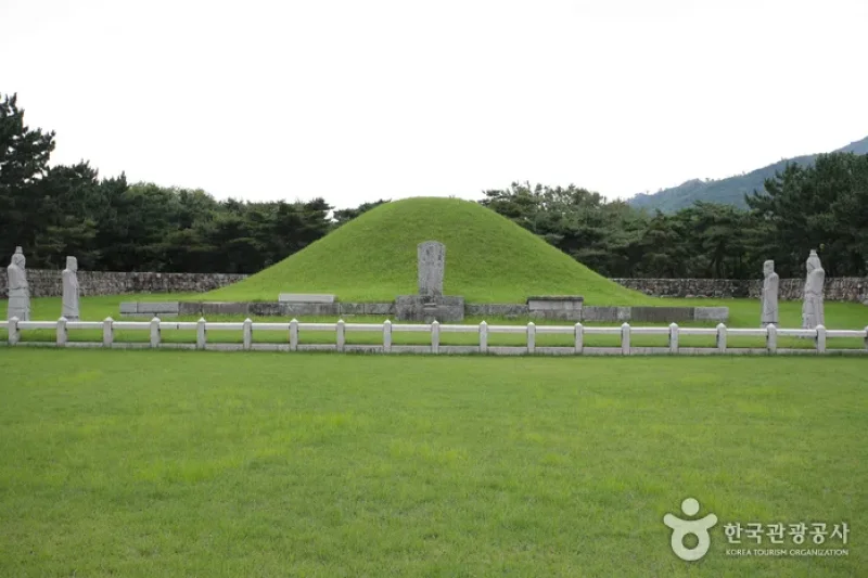Tomb of King Suro  (4/7)