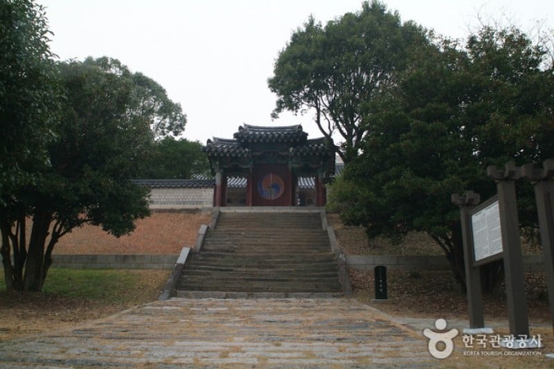 Tongyeong Sebyeonggwan Hall  (2/12)