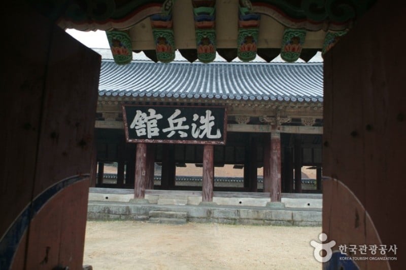 Tongyeong Sebyeonggwan Hall  (6/12)