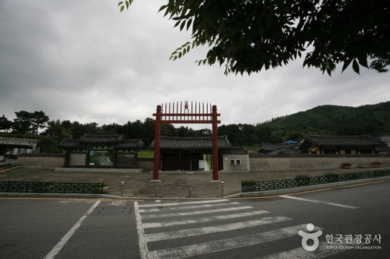Royal Tomb of Queen Heo  (1/7)