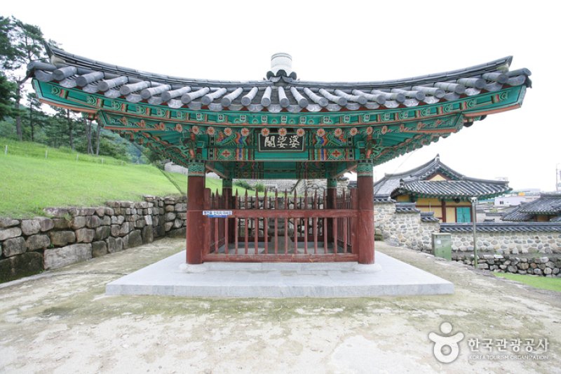 Royal Tomb of Queen Heo  (2/7)