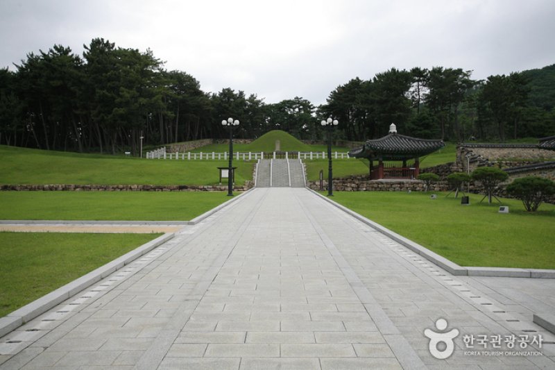 Royal Tomb of Queen Heo  (3/7)