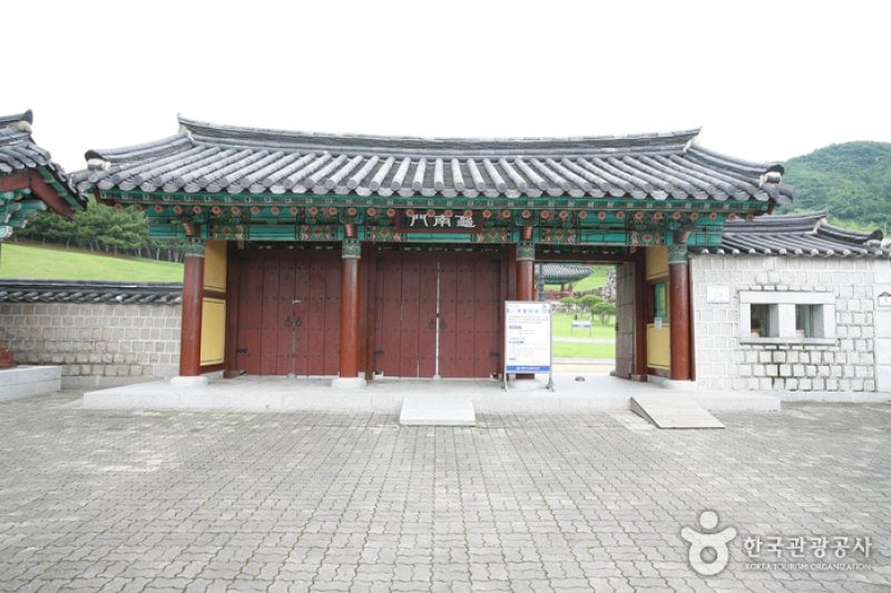 Royal Tomb of Queen Heo  (4/7)
