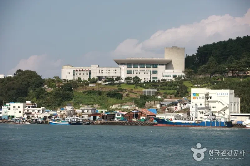 Tongyeong Citizen’s Center (통영시민문화회관) (1/1)