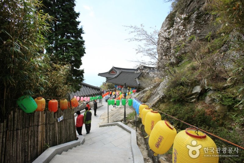 Boriam Temple in Geumsan Mountain  (5/32)