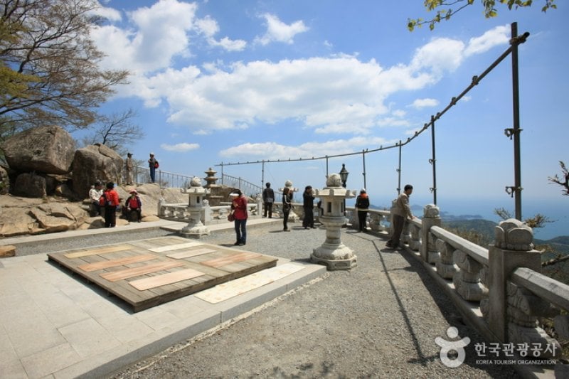 Boriam Temple in Geumsan Mountain  (17/32)