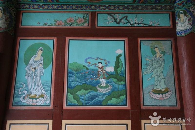 Boriam Temple in Geumsan Mountain  (22/32)