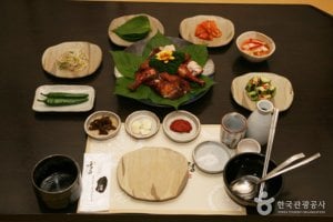 Baekjeryeong Samgyetang (백제령삼계탕)