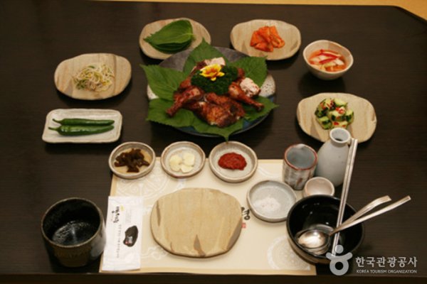 Baekjeryeong Samgyetang (백제령삼계탕)