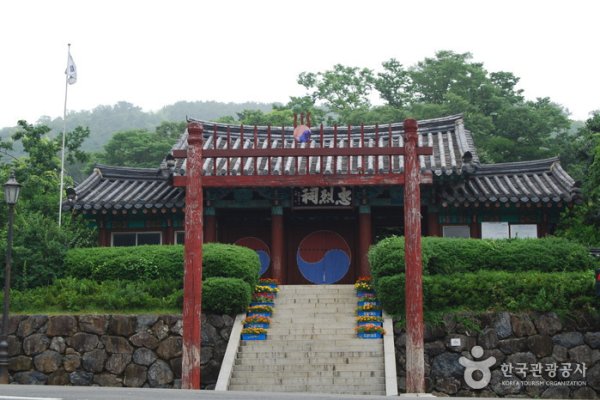 Chungnyeolsa Temple
