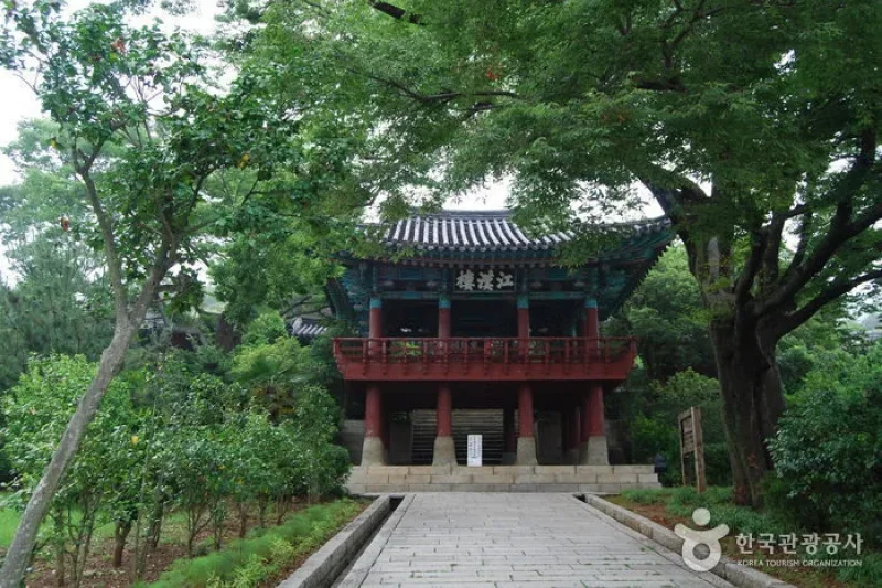 Chungnyeolsa Temple  (2/11)
