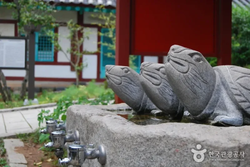 Chungnyeolsa Temple  (3/11)