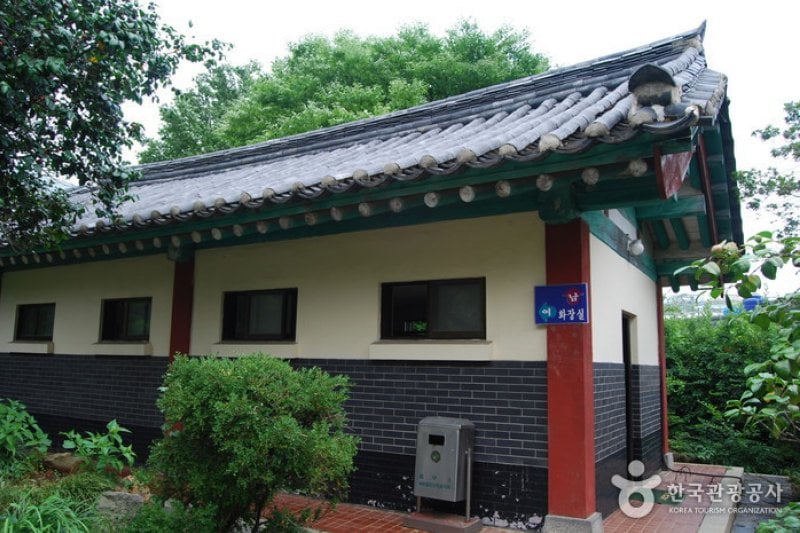 Chungnyeolsa Temple  (4/11)