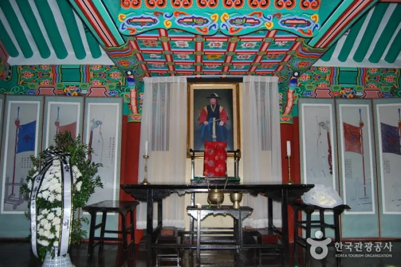 Chungnyeolsa Temple  (5/11)