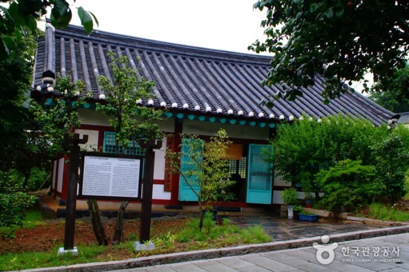 Chungnyeolsa Temple  (8/11)