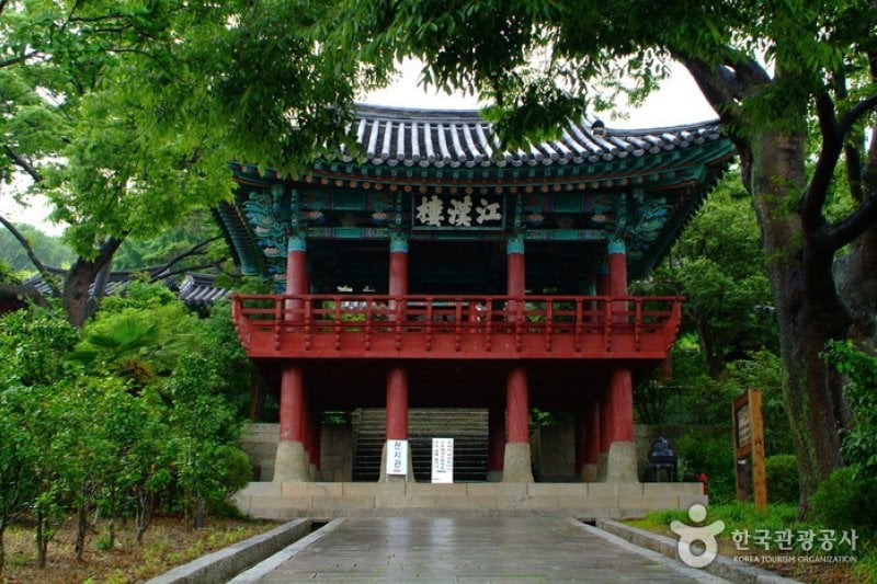 Chungnyeolsa Temple  (9/11)