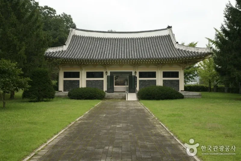 Chungnyeolsa Temple  (10/11)