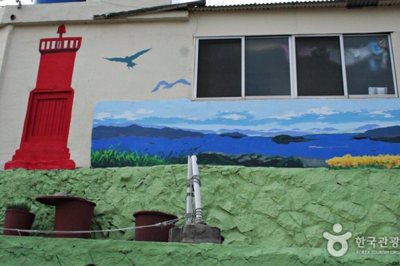 Gagopa Kkoburang-gil Mural Village  (4/9)