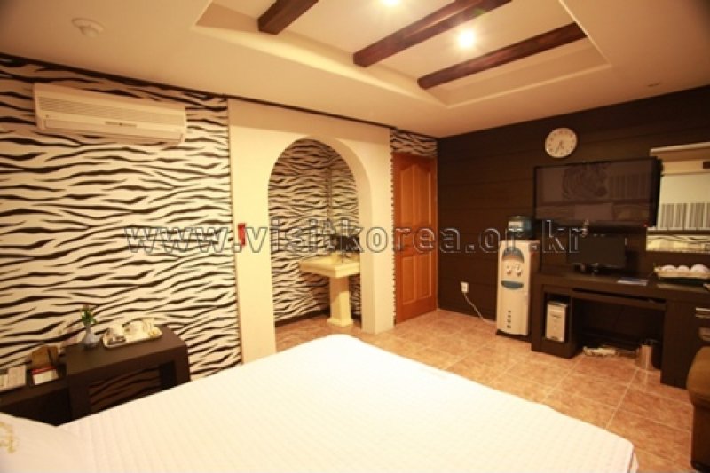 Gold Motel - Goodstay  (7/20)