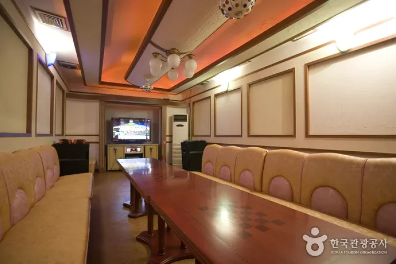 Prince Hotel  (2/49)