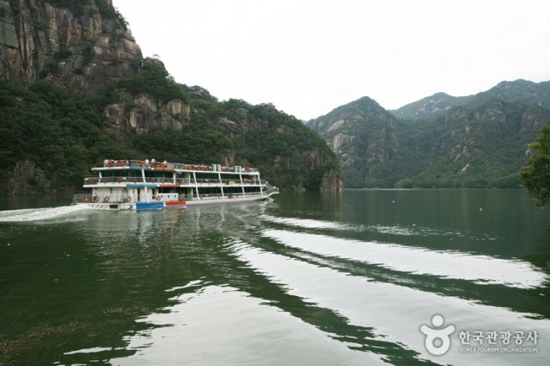 Chungjuho Lake Ferries · Chungjuho Tour Ship  (2/9)
