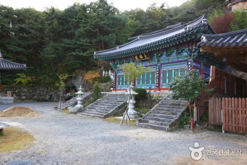 Okcheon Yongamsa Temple  (1/8)