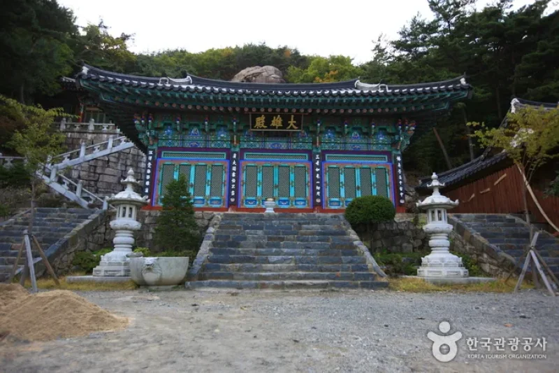 Okcheon Yongamsa Temple  (2/8)