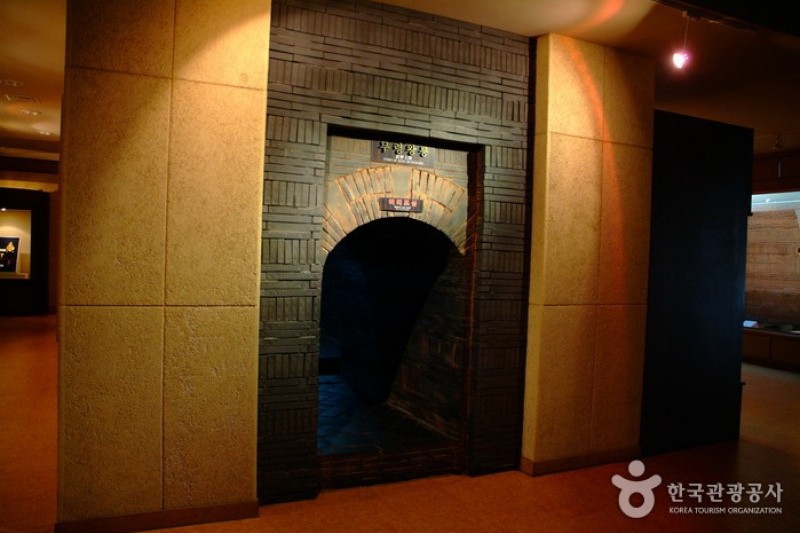 Songsan-ri Tombs and Royal Tomb of King Muryeong [UNESCO World Heritage]  (2/3)