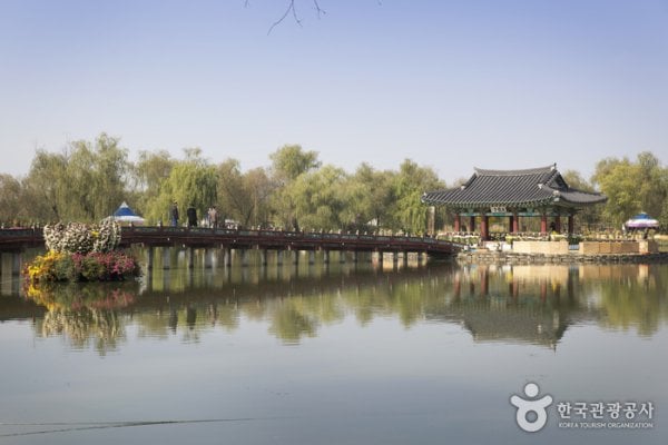 Seodong Park and Gungnamji Pond
