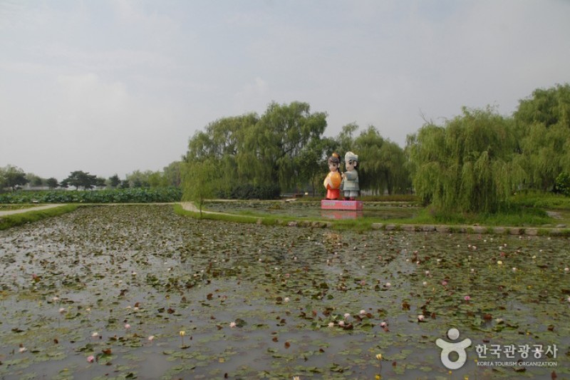 Seodong Park and Gungnamji Pond  (2/13)