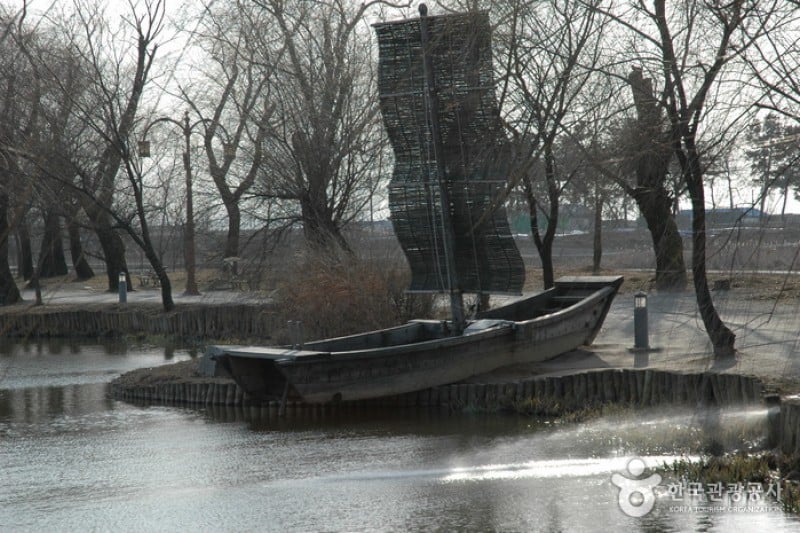 Seodong Park and Gungnamji Pond  (10/13)