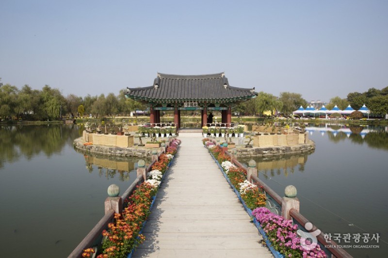 Seodong Park and Gungnamji Pond  (11/13)