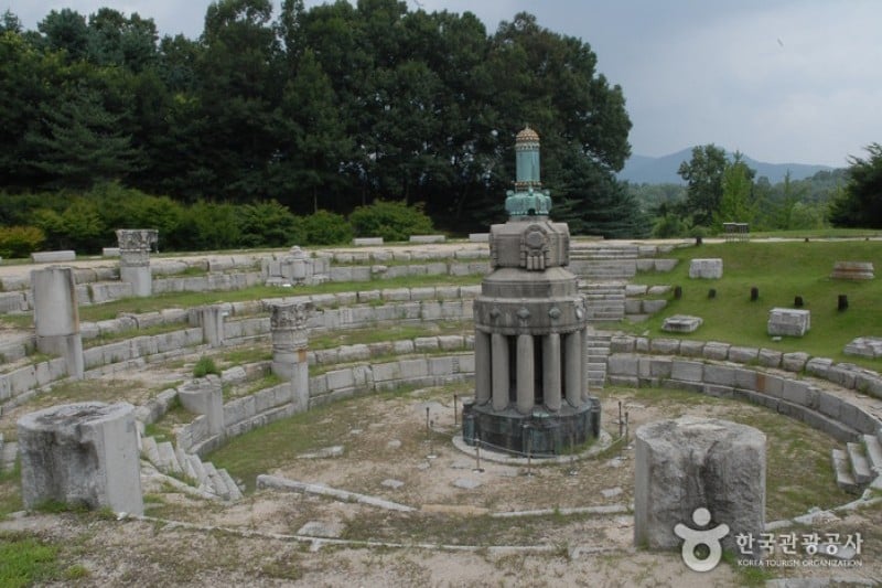 The Independence Hall of Korea  (9/92)