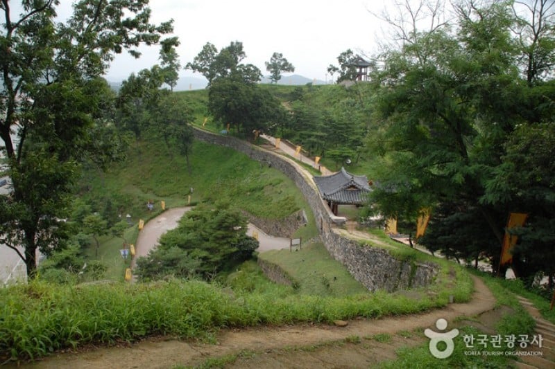 Gongju Gongsanseong Fortress [UNESCO World Heritage]  (4/47)
