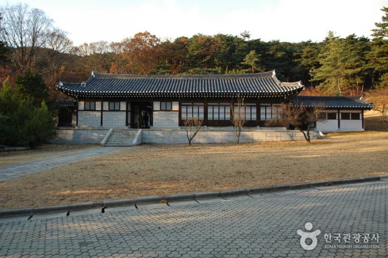 Hyeonchungsa Shrine  (36/38)