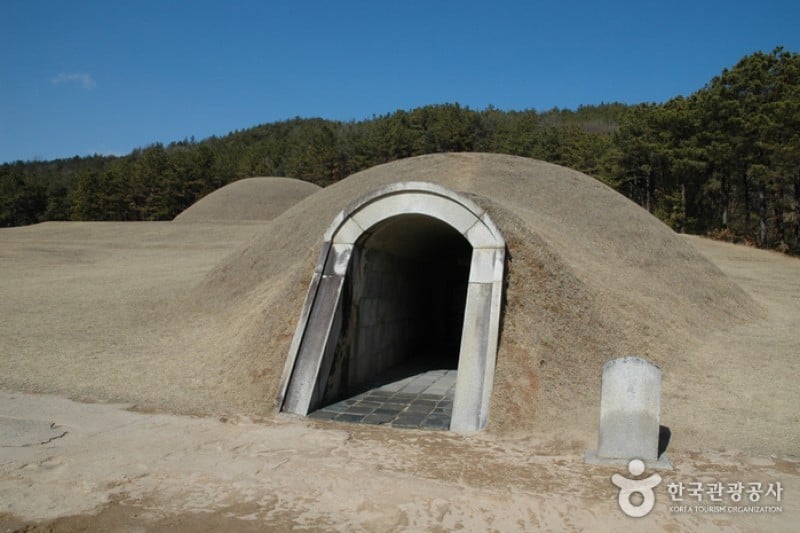 Buyeo Neungsan-ri Ancient Tombs [UNESCO World Heritage]  (9/11)