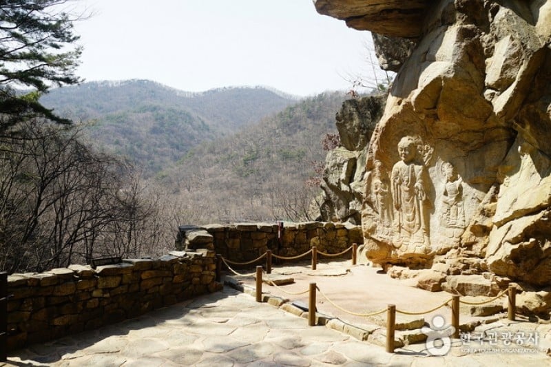 Rock-carved Buddha Triad in Yonghyeon-ri, Seosan  (1/2)
