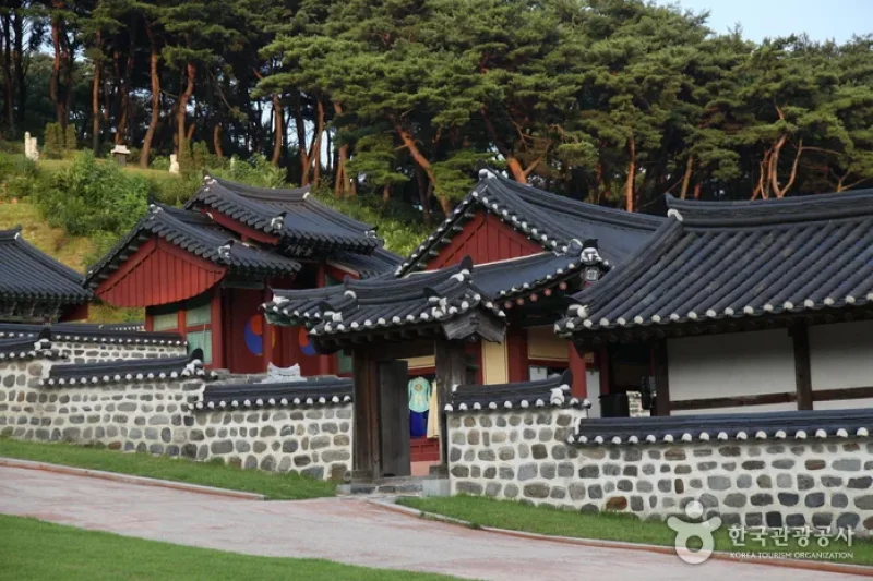 Munheon Confucian School (문헌서원) (1/9)