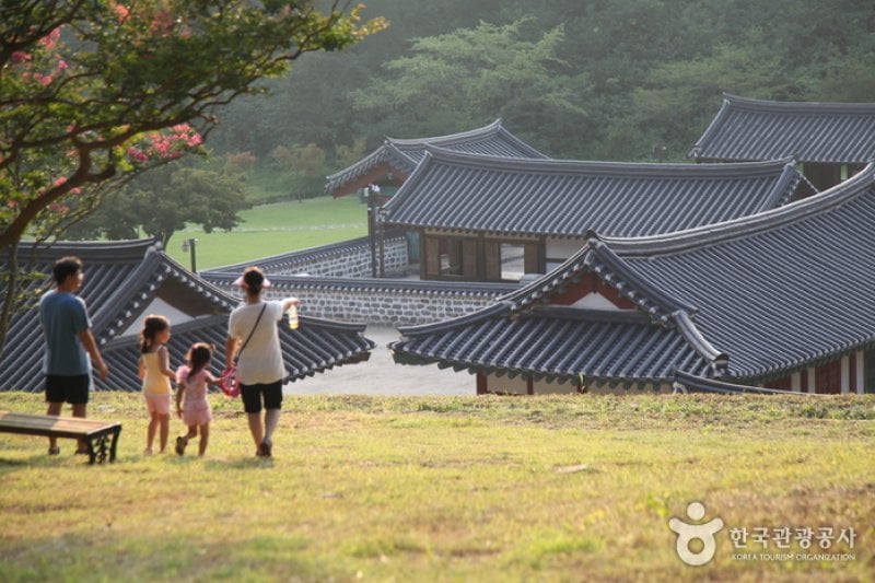 Munheon Confucian School (문헌서원) (2/9)