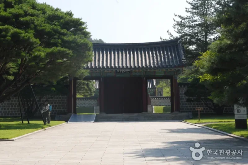 Chilbaekuichong Tombs (Geumsan) (금산 칠백의총) (1/18)