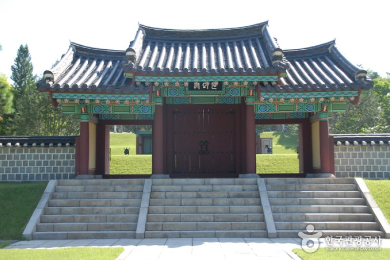 Chilbaekuichong Tombs (Geumsan) (금산 칠백의총) (8/18)