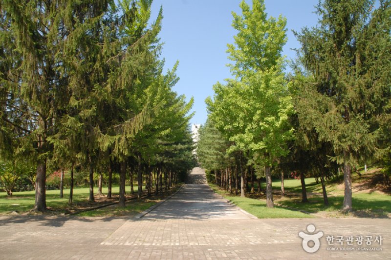 Chilbaekuichong Tombs (Geumsan) (금산 칠백의총) (15/18)