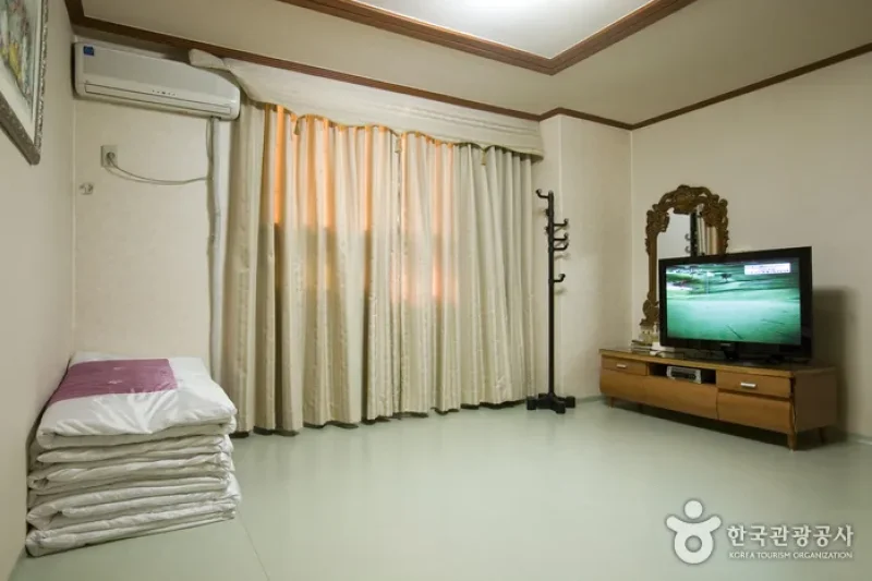 Palm Spring Hotel - Goodstay  (8/13)