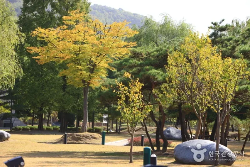Cheonan Three-way Intersection Park  (1/11)